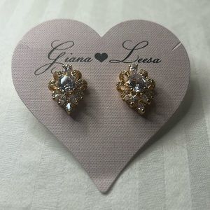 Beautiful Rhinestone stud earrings.